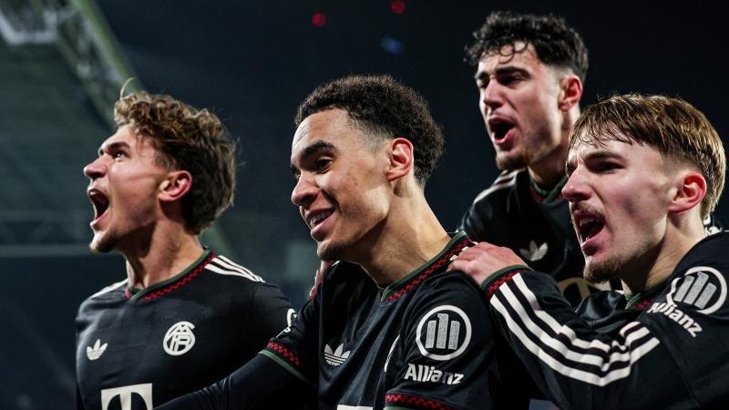 技术日渐精妙呀！字母哥背打转身后仰 皮球划过美妙弧线稳稳落袋