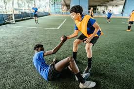 老詹不老！13+13+7准三双+压哨绝杀，湖人险胜背后的孤胆传奇